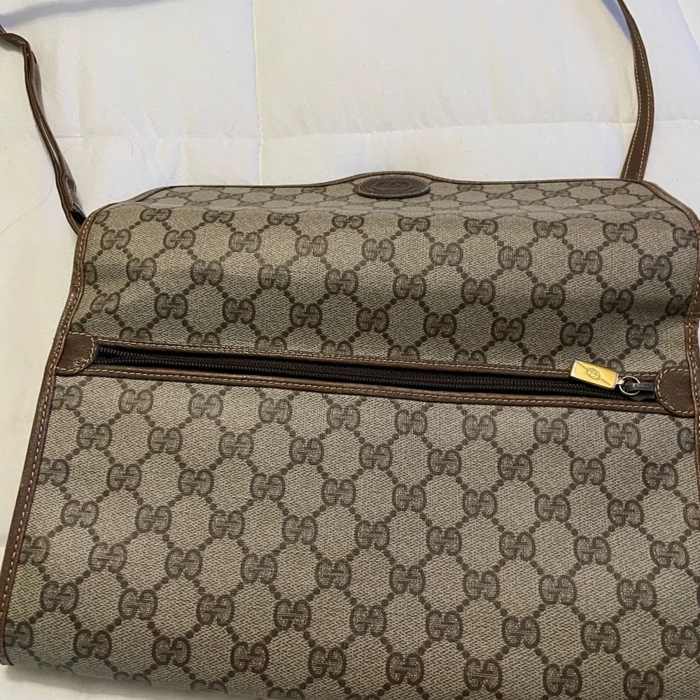 Gucci vintage shoulder bag, strap is removable can use as a clutch. - Picture 3 of 7